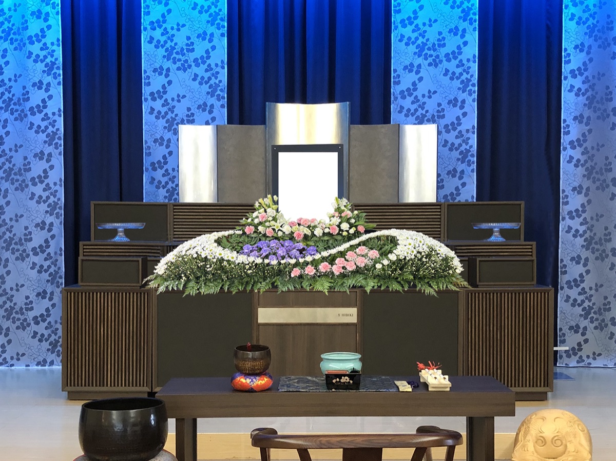 やわらかなピンクの花でまとめた祭壇